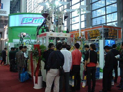 豐鐵塑機(jī)展臺熱鬧非凡
